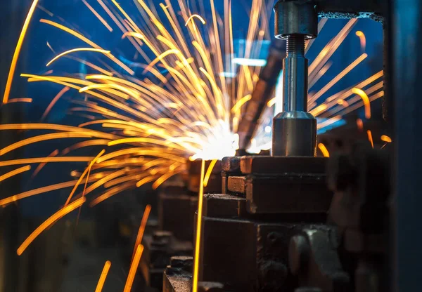 Kaynak robotları hareket bir araba fabrikasında