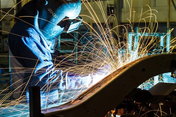 Kaynakçı Kaynak metal koruyucu maske ve sparks ile çalışma