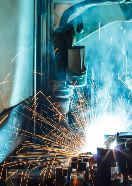 Kaynak robotları hareket otomobil parçaları bir araba fabrikasında