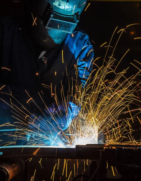 Soldador Está Soldando Estructura Acero Con Todo Equipo Seguridad Fábrica — Foto de Stock