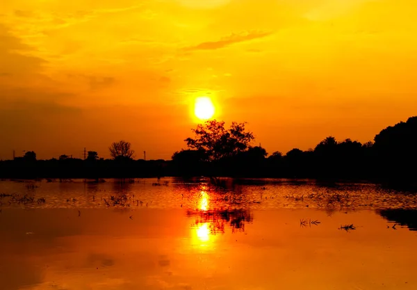 Красивый Закат Отражается Воде Таиланд — стоковое фото