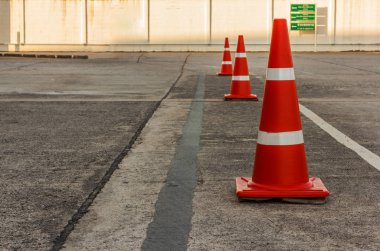 trafiği yönlendirmek için turuncu konileri kurmak