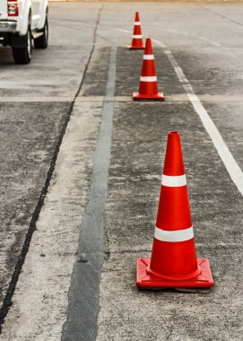 trafiği yönlendirmek için turuncu konileri kurmak
