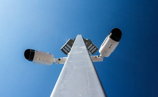 Duas Câmeras Vigilância Poste Com Fundo Azul — Fotografia de Stock