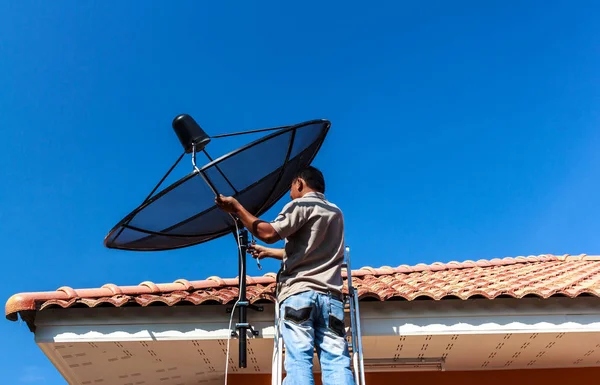 Techniker Installieren Satellitensignal Mit Der Vorsicht — Stockfoto