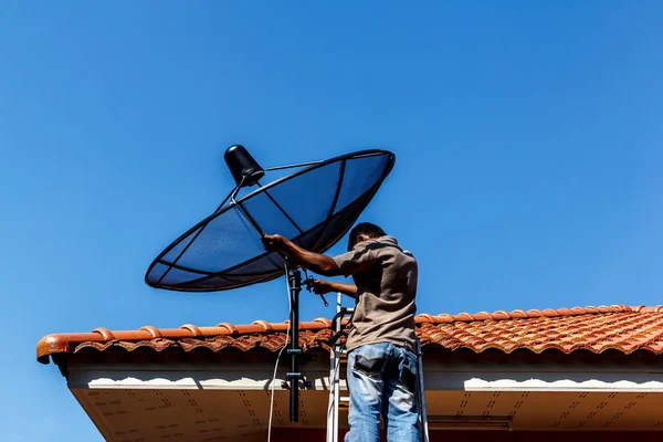 Techniker Installieren Satellitensignal Mit Der Vorsicht — Stockfoto