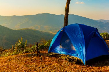 Mavi gökyüzü ve Dağları çevresinde kamp Tayland kışın turistler için çadırlar.