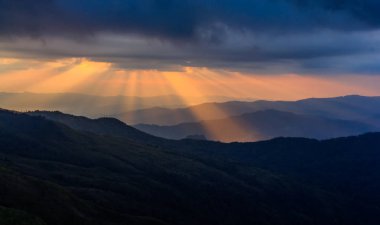 Güneş ışınları Vadisi, bulut göz üzerinde. Rüya gibi manzara.