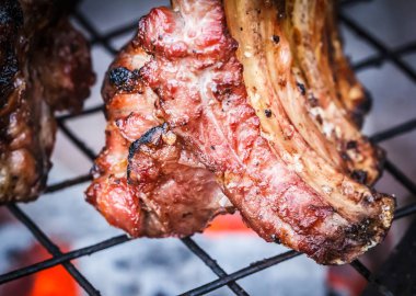 Kömürün üstünde bir barbekü üzerinde ızgara sığır eti biftek