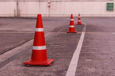 trafiği yönlendirmek için turuncu konileri kurmak