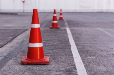 trafiği yönlendirmek için turuncu konileri kurmak