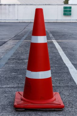 trafiği yönlendirmek için turuncu konileri kurmak