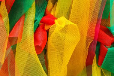 Çok renkli kumaş doku yerel inanç insanlar ağacına Tayland'da bağlı..