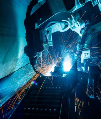 Sparks, üretim, sanayi, fabrika ile bir araba fabrikasında hareket Kaynak robotları
