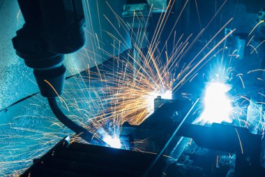Sparks, üretim, sanayi, fabrika ile bir araba fabrikasında hareket Kaynak robotları