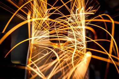 Kaynak robotlar bir araba fabrikasında hareket sparks, üretim, sanayi, fabrika ile