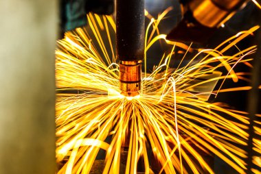 Kaynak robotlar bir araba fabrikasında hareket sparks, üretim, sanayi, fabrika ile