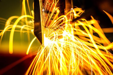 Kaynak robotlar bir araba fabrikasında hareket sparks, üretim, sanayi, fabrika ile