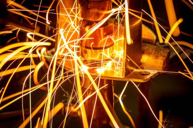 Kaynak robotlar bir araba fabrikasında hareket sparks, üretim, sanayi, fabrika ile