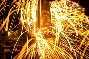 Kaynak robotlar bir araba fabrikasında hareket sparks, üretim, sanayi, fabrika ile
