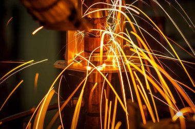 Kaynak robotlar bir araba fabrikasında hareket sparks, üretim, sanayi, fabrika ile