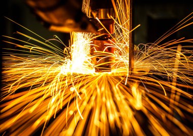 Kaynak robotlar bir araba fabrikasında hareket sparks, üretim, sanayi, fabrika ile