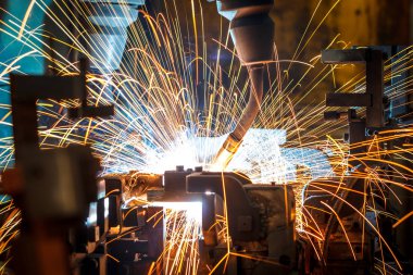 Bir araba fabrikasında (üretim, sanayi, fabrika robotlar hareketi kaynak)