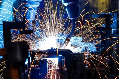 Bir araba fabrikasında (üretim, sanayi, fabrika robotlar hareketi kaynak)