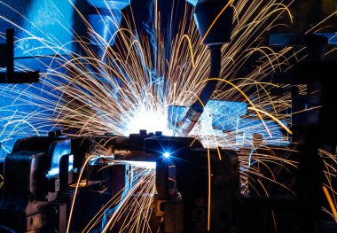 Bir araba fabrikasında (üretim, sanayi, fabrika robotlar hareketi kaynak)