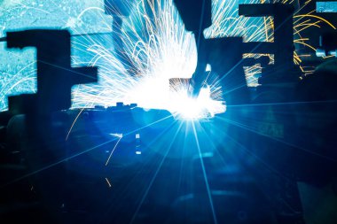 Kaynak robotları hareket bir araba fabrikasında (üretim, sanayi, fabrika ışık)