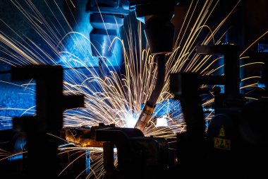Bir araba fabrikasında (üretim, sanayi, fabrika robotlar hareketi kaynak)