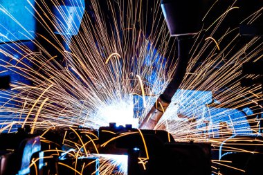 Bir araba fabrikasında (üretim, sanayi, fabrika robotlar hareketi kaynak)