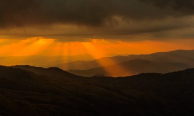 Güneş ışınları Vadisi, bulut göz üzerinde. Rüya gibi manzara.