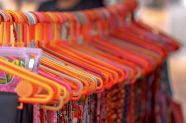 Askı kumaş raflar ve t-shirt bir Pazar