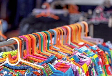 Askı kumaş raflar ve t-shirt bir Pazar