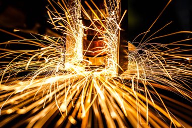 Kaynak robotlar bir araba fabrikasında hareket sparks, üretim, sanayi, fabrika ile