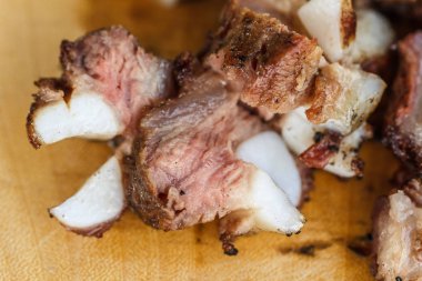 Biftek, ahşap arka planda orta pişmiş.