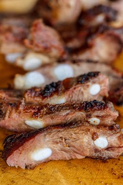 Ahşap masa, ızgara biftek üzerinde ızgara domuz kaburga