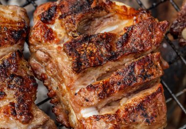 Ahşap masa, ızgara biftek üzerinde ızgara domuz kaburga