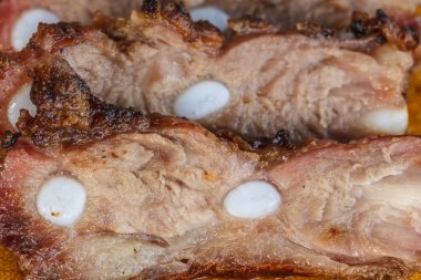 Biftek, ahşap arka planda orta pişmiş.