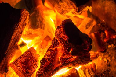 Kırmızı köz ve alev, kömür arka plan makro çekim