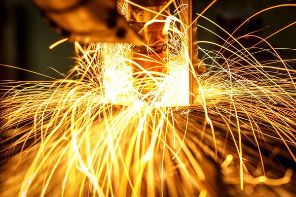 Kaynak robotlar bir araba fabrikasında hareket sparks, üretim, sanayi, fabrika ile
