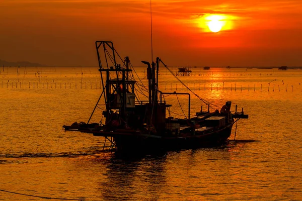 Sun Reflecting Sunset Sea Fishing Boats Out — Stock Photo, Image