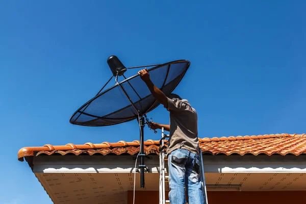 Techniker Installieren Satellitensignal Mit Der Vorsicht — Stockfoto