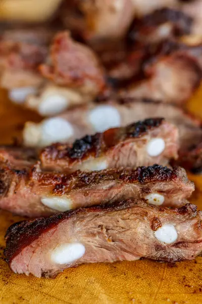 Ahşap masa, ızgara biftek üzerinde ızgara domuz kaburga