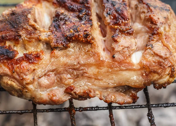 Biftek, ahşap arka planda orta pişmiş.