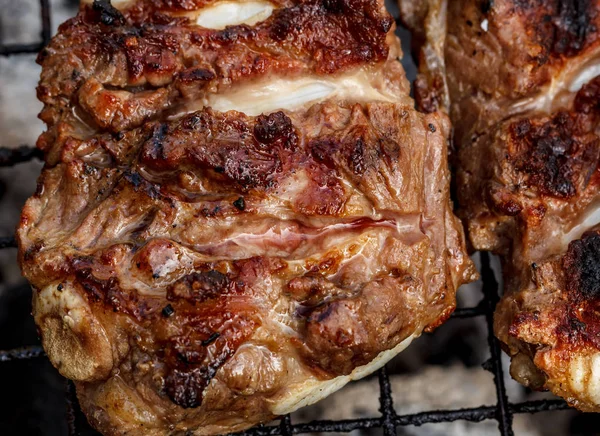 Costolette Maiale Alla Griglia Tavola Legno Bistecca Alla Griglia — Foto Stock