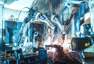 Kaynak robotları hareket bir araba fabrikasında (mühendislik, fabrika, üretim)