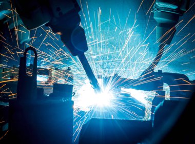 Robotlar hareketi bir araba fabrikasında üretim mühendislik kaynak