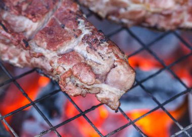 Kömürün üstünde bir barbekü üzerinde ızgara sığır eti biftek